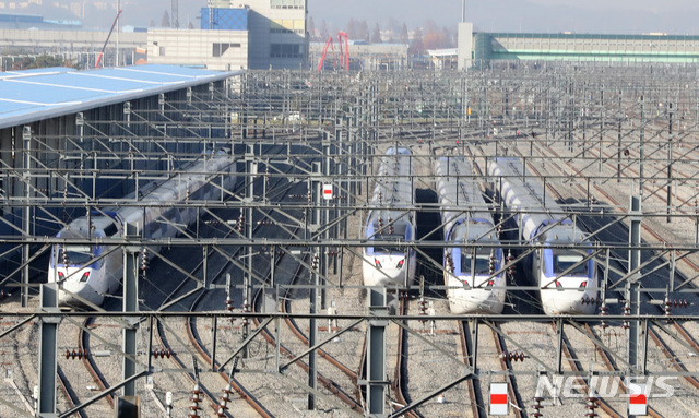 [고양=뉴시스] 전진환 기자 = 철도노조의 파업 사흘째를 맞은 22일 오전 경기도 고양시 행신 KTX차량기지에 차량들이 대기하고 있다. 2019.11.22.&nbsp;&nbsp;&nbsp; amin2@newsis.com