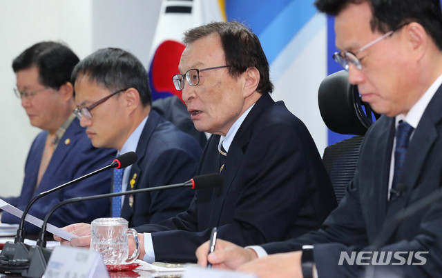 [서울=뉴시스] 장세영 기자 = 이해찬 (오른쪽 두번쨰)더불어민주당 대표가 22일 오전 서울 여의도 국회 의원회관에서 열린 더불어민주당 확대간부회의에 참석해 현안 관련 모두발언을 하고 있다. 2019.11.22. photothink@newsis.com