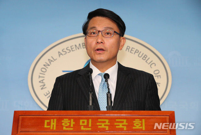 [서울=뉴시스] 장세영 기자 = 윤상현 외교통일위원회 위원장이 22일 오전 서울 여의도 국회정론관에서 열린 한일군사정보보호협정(지소미아·GSOMIA)관련 기자회견에 참석해 지소미아 종료 반대 성명서를 발표 하고 있다. 2019.11.22. photothink@newsis.com