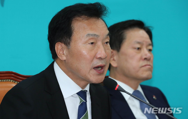 [서울=뉴시스] 장세영 기자 = 손학규 (왼쪽)바른미래당 대표가 22일 오전 서울 여의도 국회에서 열린 바른미래당 제171차 최고위원회의에 참석해 현안 관련 모두발언을 하고 있다. 2019.11.22. photothink@newsis.com