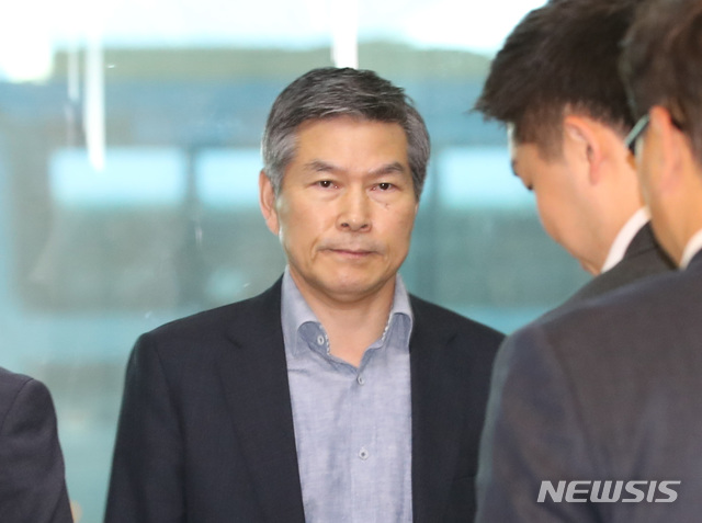 [인천공항=뉴시스]전진환 기자 =정경두 국방부 장관이 22일 오전 인천국제공항 제2터미널을 통해 입국해 승강기에 탑승하고 있다. 정 장관은 사우디 왕세자 초청 방문 일정을 취소하고 조기 귀국했다. 2019.11.22. amin2@newsis.com