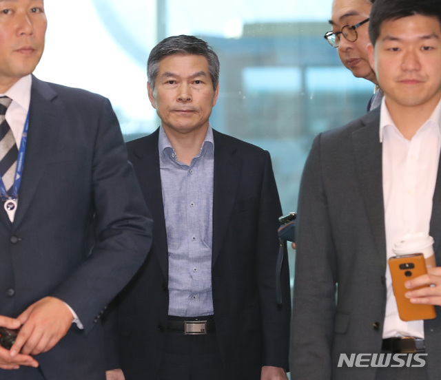 [인천공항=뉴시스]전진환 기자 =정경두 국방부 장관이 22일 오전 인천국제공항 제2터미널을 통해 입국해 승강기에 탑승하고 있다. 정 장관은 사우디 왕세자 초청 방문 일정을 취소하고 조기 귀국했다. 2019.11.22. amin2@newsis.com
