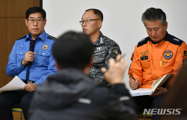 [대구=뉴시스] 이무열 기자 = 독도 소방구조헬기 추락사고 범정부 현장 수습지원단 관계자들이 22일 오전 대구 달성군 다사읍 강서소방서 3층에 마련된 브리핑실에서 추락 헬기 탑승원 가족들에게 수색 상황을 보고하고 있다. 2019.11.22. lmy@newsis.com
