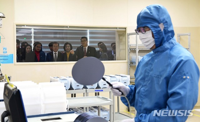 [천안=뉴시스]박영태 기자 = 문재인 대통령이 22일 오전 충남 천안 MEMC코리아 공장에서 불화수소 에칭 공정을 시찰하고 있다. 2019.11.22. since1999@newsis.com