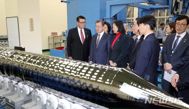 [천안=뉴시스]박영태 기자 =문재인 대통령이 22일 오전 충남 천안 MEMC코리아 공장에서 생산라인을 시찰하고 있다. 2019.11.22. since1999@newsis.com