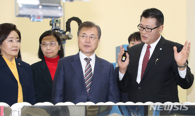[천안=뉴시스]박영태 기자 =문재인 대통령이 22일 오전 충남 천안 MEMC코리아 공장에서 생산라인을 시찰하고 있다. 왼쪽부터 박영선 중소벤처기업부 장관, 문 대통령, 조찬래 MEMC코리아 사장. 2019.11.22. since1999@newsis.com