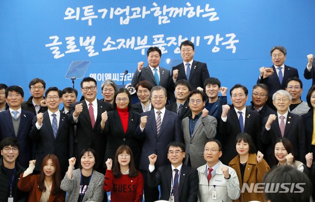 [천안=뉴시스]박영태 기자 =문재인 대통령이 22일 충남 천안시 MEMC코리아 공장 준공식에서 기념촬영을 하고 있다. 2019.11.22. since1999@newsis.com