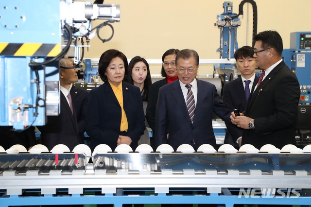 [천안=뉴시스]박영태 기자 =문재인 대통령이 22일 오전 충남 천안 MEMC코리아 공장에서 300mm 웨이퍼 절삭 공정을 시찰하고 있다. 왼쪽 두번째부터 박영선 중소벤처기업부 장관, 문 대통령, 조찬래 MEMC코리아 사장. 2019.11.22. since1999@newsis.com