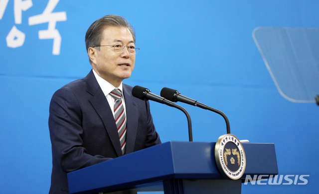 [천안=뉴시스]박영태 기자 = 문재인 대통령이 22일 오전 충남 천안 MEMC코리아 제2공장 준공식에서 인사말을 하고 있다. 2019.11.22.&nbsp; since1999@newsis.com