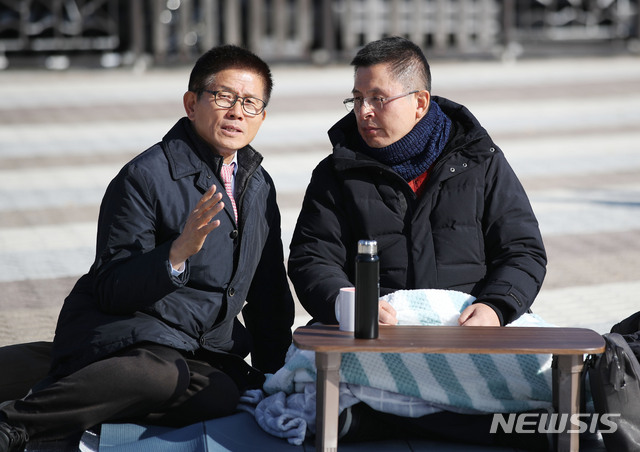 [서울=뉴시스] 김진아 기자 = 황교안 자유한국당 대표가 22일 오전 청와대 분수대 앞에서 3일째 단식 농성을 하던 중 김문수 전 경기지사와 대화를 하고 있다. 2019.11.22.&nbsp; bluesoda@newsis.com