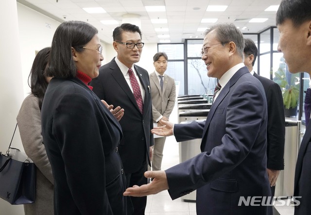 [천안=뉴시스]박영태 기자 = 문재인 대통령이 22일 오전 충남 천안 MEMC코리아 제1공장에 도착해 생산라인 시찰에 앞서 도리스 슈 글로벌웨이퍼스 회장과 대화를 나누고 있다. 2019.11.22. since1999@newsis.com