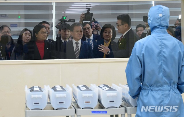 [천안=뉴시스]박영태 기자 = 문재인 대통령이 22일 오전 충남 천안 MEMC코리아 공장에서 불화수소 에칭 공정을 시찰하고 있다. 2019.11.22.&nbsp; since1999@newsis.com