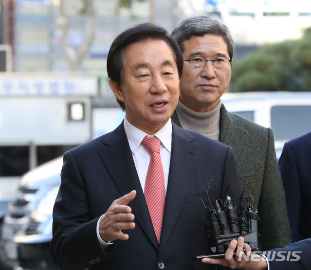 [서울=뉴시스] 전진환 기자 = 딸의 KT 특혜채용 혐의 재판을 받고 있는 김성태 자유한국당 의원이 22일 오후 서울 양천구 서울남부지방법원에서 열리는 공판에 동료의원들과 출석해 기자의 질문에 답하고 있다. 2019.11.22.&nbsp; amin2@newsis.com