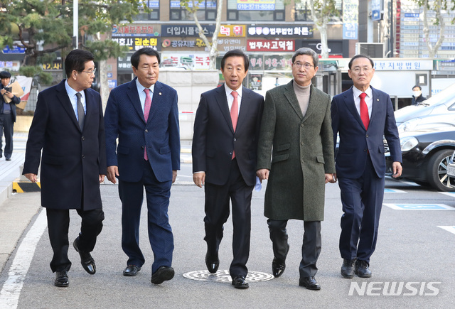 [서울=뉴시스] 전진환 기자 = 딸의 KT 특혜채용 혐의 재판을 받고 있는 김성태 자유한국당 의원이 22일 오후 서울 양천구 서울남부지방법원에서 열리는 공판에 동료의원들과 출석하고 있다. 2019.11.22.&nbsp; amin2@newsis.com