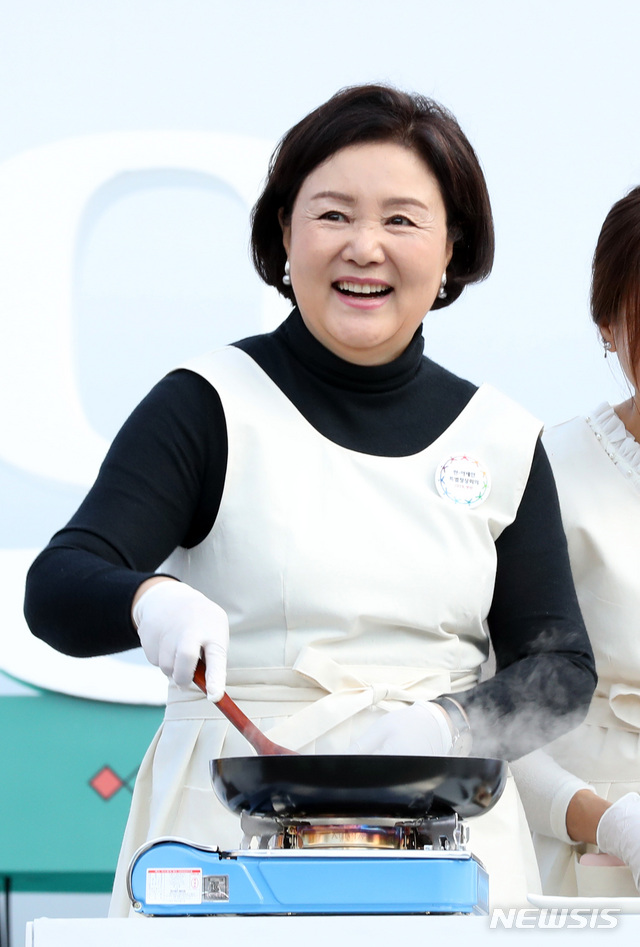 [부산=뉴시스]박영태 기자 =문재인 대통령의 부인 김정숙 여사가 22일 부산 전포동 놀이마루에서 열린 ’D-3 한-아세안 푸드 스트리트 아세안의 맛 방문‘행사에 참석해 아세안 10개국 푸드 콘테스트 중 캄보디아 요리를 선보이고 있다. 2019.11.22. since1999@newsis.com