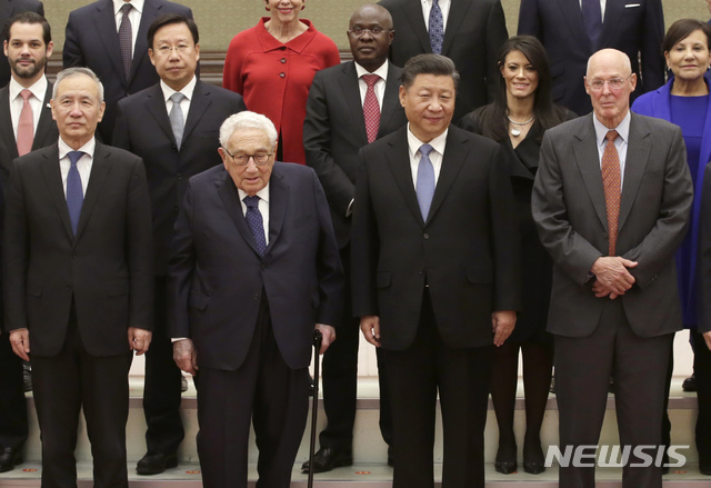 [베이징=AP/뉴시스]헨리 키신저 전 미국 국무장관(앞줄 왼쪽 두번째)이 2019년 11월 22일 신경제포럼이 열리는 중국 베이징 인민대회당에서 시진핑 국가주석(앞줄 오른쪽 두번째) 과 기념촬영을 하고 있다. 앞줄 왼쪽은 류허 중국 부총리, 앞줄 오른쪽은 헨리 폴슨 전 재무장관이다. 2019.11.22 