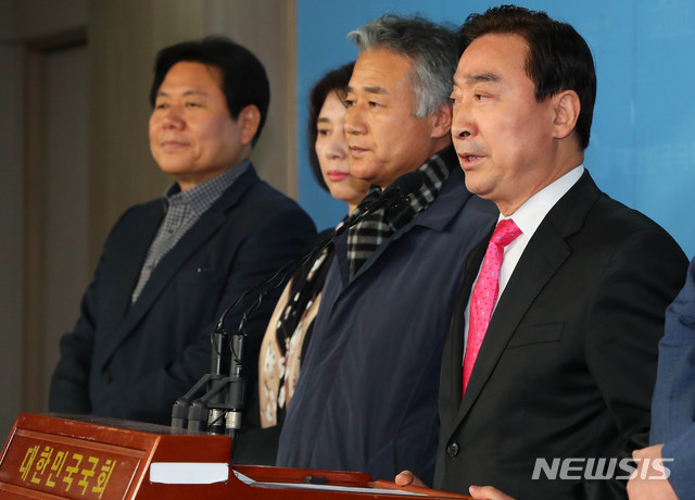 [서울=뉴시스] 장세영 기자 = 전옥현 (오른쪽)자유한국당 국가안보위원장이 22일 오후 서울 여의도 국회 정론관에서 자유한국당 국가안보위원들과 함께 기자회견을 열고 한일군사정보보호협정(지소미아·GSOMIA) 종료 반대를 촉구하고 있다. 2019.11.22. photothink@newsis.com