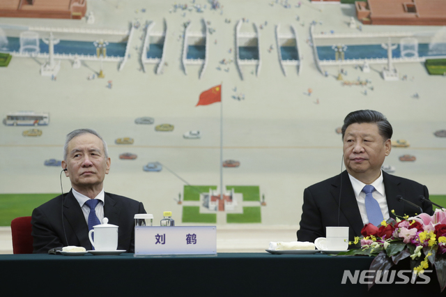 [베이징=AP/뉴시스]시진핑(習近平) 중국 국가주석이 22일 베이징 인민대회당에서 열린 블룸버그 통신 주최 뉴 이코노믹 포럼에 류러(劉鶴) 중국 부총리와 함께 참석해 있다. 시 주석은 이날 "상호 존중과 평등의 바탕 위에" 미국과 1단계 무역 합의를 희망하고 있다며 "(미-중 무역전쟁은)중국이 원하는 것이 아니다. 필요하다면 중국은 싸울 것이지만 무역전쟁을 피하기 위해 적극적으로 노력할 것"이라고 말했다. 2019.11.22