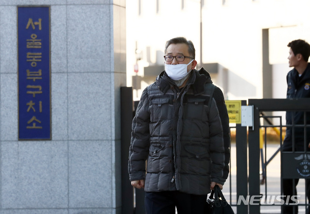 [서울=뉴시스] 이영환 기자 = 뇌물수수 및 성접대 혐의를 받고 있는 김학의 전 법무부 차관이 1심에서 무죄를 선고받아 22일 오후 송파구 서울 동부구치소를 나서고 있다. 2019.11.22. 20hwan@newsis.com