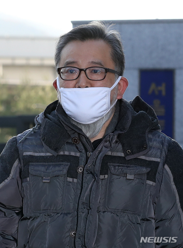 [서울=뉴시스] 이영환 기자 = 뇌물수수 및 성접대 혐의를 받고 있는 김학의 전 법무부 차관이 1심에서 무죄를 선고받아 22일 오후 송파구 동부구치소를 나서고 있다. 2019.11.22.&nbsp; 20hwan@newsis.com