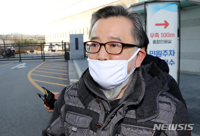 [서울=뉴시스] 이영환 기자 = 뇌물수수 및 성접대 혐의를 받고 있는 김학의 전 법무부 차관이 1심에서 무죄를 선고받아 22일 오후 송파구 동부구치소를 나서 차량으로 향하고 있다. 2019.11.22.&nbsp; 20hwan@newsis.com