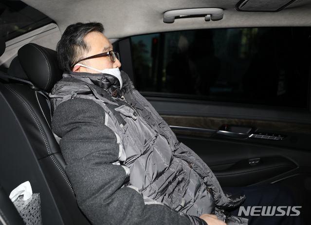 [서울=뉴시스] 이영환 기자 = 뇌물수수 및 성접대 혐의를 받고 있는 김학의 전 법무부 차관이 1심에서 무죄를 선고받아 22일 오후 송파구 동부구치소를 나서 차량에 탑승하고 있다. 2019.11.22. 20hwan@newsis.com