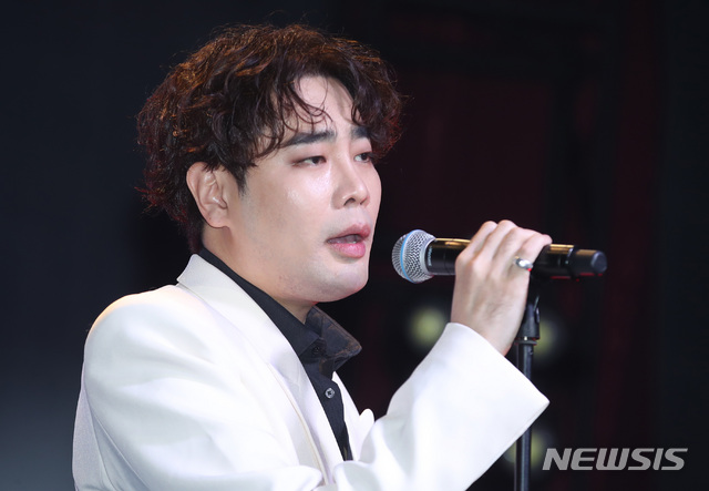 [서울=뉴시스]조수정 기자 = 한국 시티팝 아티스트 가수 뮤지가 22일 오후 서울 서교동 무브홀에서 두번째 미니앨범 '코스모스' 발매 기념 언론 쇼케이스를 열고 신곡 '이젠 다른 사람처럼', 타이틀곡 '화해 안할거야'등을 들려주고 있다. 2019.11.22. chocrystal@newsis.com