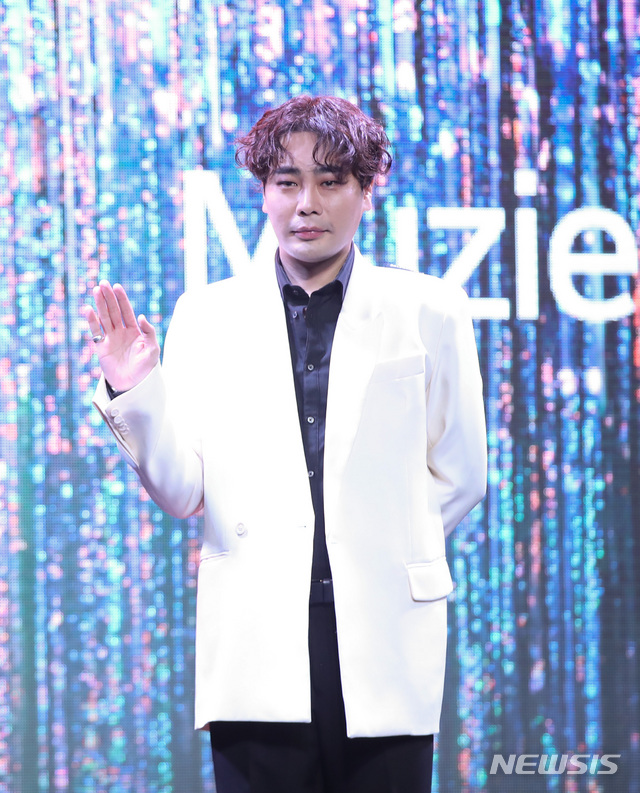 [서울=뉴시스]조수정 기자 = 한국 시티팝 아티스트 가수 뮤지가 22일 오후 서울 서교동 무브홀에서 두번째 미니앨범 '코스모스' 발매 기념 언론 쇼케이스를 열고 포즈를 취하고 있다. 2019.11.22. chocrystal@newsis.com