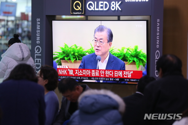 [서울=뉴시스]전신 기자 = 22일 서울역 대합실에서 '한일 군사정보보호협정(GSOMIA·지소미아)' 관련 속보가 나오고 있다. 일본 NHK는 "한국 정부가 일본 정부에 지소미아 종료 통보를 중지하겠다는 방침을 전해왔다고 일본 정부 관계자가 밝혔다"고 보도했다. 2019.11.22.&nbsp; photo1006@newsis.com