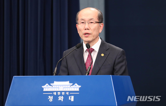 [서울=뉴시스]박영태 기자 = 김유근 국가안보실 1차장이 22일 오후 청와대 춘추관 브리핑 룸에서 한·일 군사정보보호협정(GSOMIA·지소미아) 관련 브리핑을 하고 있다. 2019.11.22.&nbsp; since1999@newsis.com 