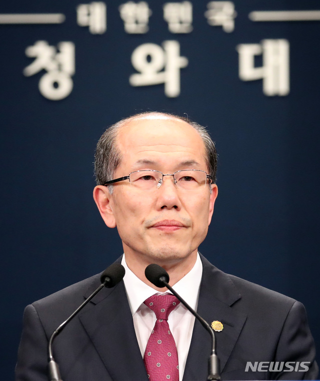 [서울=뉴시스]박영태 기자 = 김유근 국가안보실 1차장이 22일 오후 청와대 춘추관 브리핑 룸에서 한·일 군사정보보호협정(GSOMIA·지소미아) 관련 브리핑을 하고 있다. 2019.11.22.&nbsp; since1999@newsis.com 