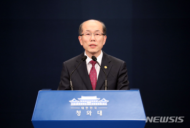 [서울=뉴시스]박영태 기자 = 김유근 국가안보실 1차장이 22일 오후 청와대 춘추관 브리핑 룸에서 한·일 군사정보보호협정(GSOMIA·지소미아)의 조건부 연장에 대해 브리핑을 하고 있다. 2019.11.22. since1999@newsis.com