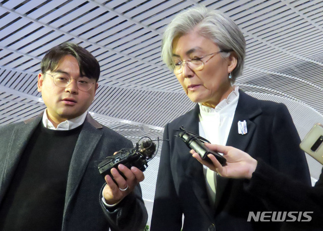 [인천공항=뉴시스]홍찬선 기자 = 한국이 군사정보보호협정(GSOMIA·지소미아)이 ‘조건부 연기론’으로 의견이 모아진 것으로 알려진 가운데 강경화 외교부 장관이 일본 나고야에서 열리는 G20 외교장관회의에 참석하기 위해 22일 오후 인천공항 제2여객터미널을 통해 출국하며 생각에 잠겨 있다. 2019.11.22.mania@newsis.com