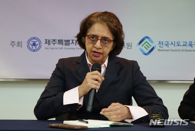 [제주=뉴시스]배상철 기자 = 시바 쿠마리 IB회장이 23일 오전 제주한라대학교 컨벤션센터에서 열린 ‘2019 제주교육국제심포지엄’ 이후 진행한 기자회견에서 질문에 답변하고 있다. 2019.11.23. bsc@newsis.com