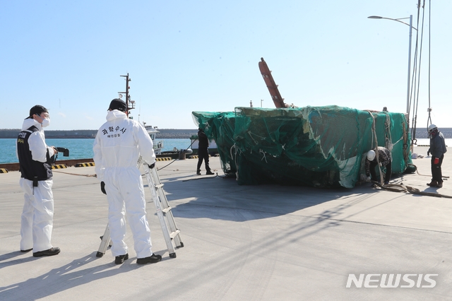 [서귀포=뉴시스]제주지방해양경찰청이 23일 오전 서귀포시 안덕면 화순항에서 바지선(975) 크레인을 이용해 대성호 뒷부분(선미)를 화순항으로 옮긴 뒤 정밀 감식을 준비하고 있다. 2019.11.23. ktk2807@newsis.com