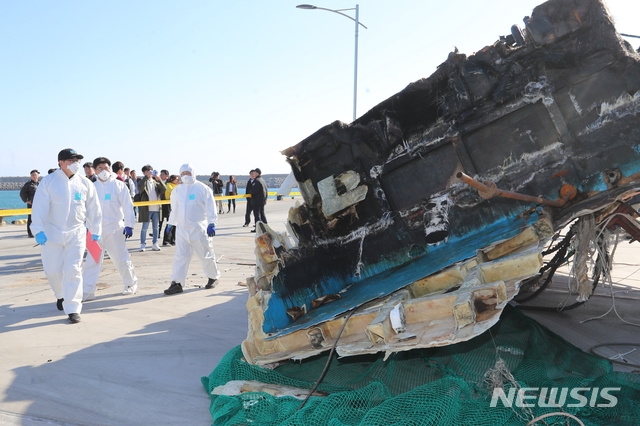 [서귀포=뉴시스]제주지방해양경찰청 등 5개 기관이 참여한 합동 감식반이 23일 오전 서귀포시 안덕면 화순항 관공선 부두에서 대성호(29t·통영선적) 뒷부분(선미)을 정밀 감식하고 있다. 2019.11.23. ktk2807@newsis.com