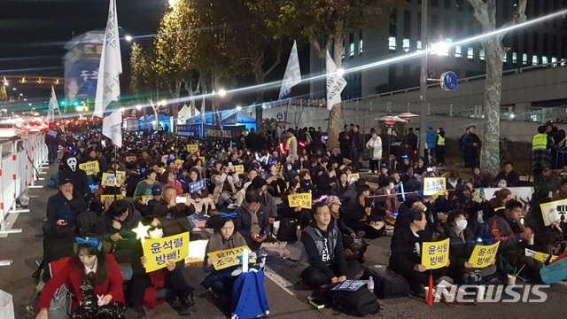 [서울=뉴시스]류인선 수습기자='끝까지 조국수호 시민모임'과 시민들은 주말인 23일 오후 6시부터 서울 교대역부터 서초역 사이를 빼곡히 메우고 검찰 규탄 및 개혁 촉구 시민참여 촛불집회를 열었다.