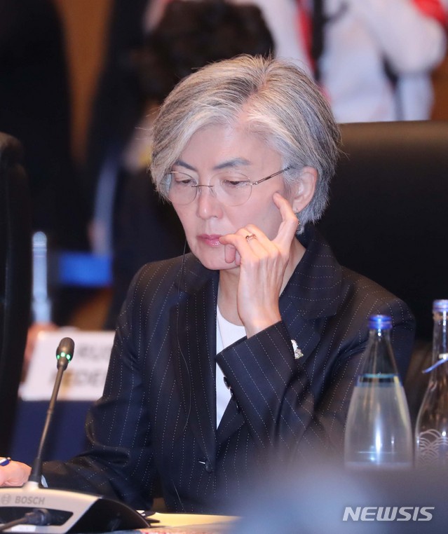 [나고야(일본)] 전진환 기자 = 강경화 외교부장관이 23일 오전(현지시각) 일본 나고야 관광호텔에서 열린 G20(주요 20개국) 외교장관회의에 참석해 생각에 잠겨 있다. 2019.11.23.&nbsp;&nbsp;&nbsp;&nbsp; amin2@newsis.com