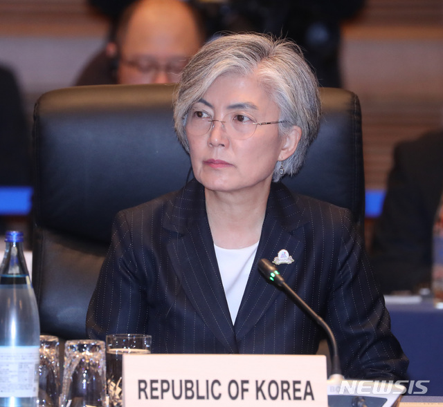 [나고야(일본)] 전진환 기자 = 강경화 외교부장관이 23일 오전(현지시각) 일본 나고야 관광호텔에서 열린 G20(주요 20개국) 외교장관회의에 참석해 의장국인 일본의 모테기 도시미쓰 외무상의 모두발언을 듣고 있다. 2019.11.23. amin2@newsis.com