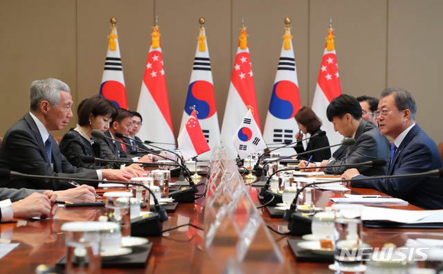 [서울=뉴시스]배훈식 기자 = 문재인 대통령이 23일 청와대 본관에서 공식방문한 리센룽 싱가포르 총리와 정상회담을 하고 있다. 2019.11.23.&nbsp; dahora83@newsis.com