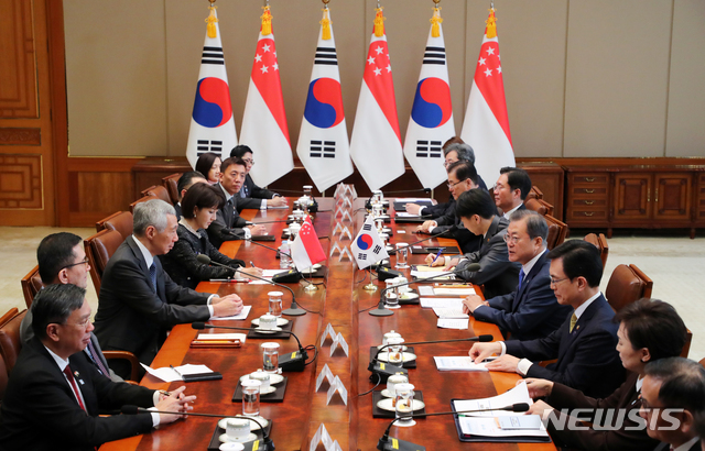 [서울=뉴시스]배훈식 기자 = 문재인 대통령이 23일 청와대 본관에서 공식방문한 리센룽 싱가포르 총리와 정상회담을 하고 있다. 2019.11.23.&nbsp; dahora83@newsis.com