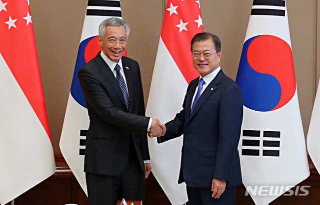 [서울=뉴시스]배훈식 기자 = 문재인 대통령이 23일 청와대 본관에서 공식방문한 리센룽 싱가포르 총리와 정상회담에 앞서 기념촬영을 하고 있다. 2019.11.23.&nbsp; dahora83@newsis.com