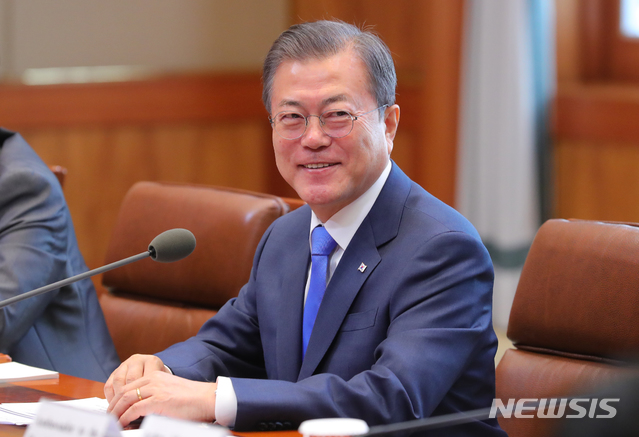 [서울=뉴시스]배훈식 기자 = 문재인 대통령이 23일 청와대 본관에서 공식방문한 리센룽 싱가포르 총리와 정상회담에 참석해 환하게 웃고 있다. 2019.11.23.&nbsp; dahora83@newsis.com 