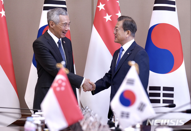 [서울=뉴시스]배훈식 기자 = 문재인 대통령이 23일 청와대 본관에서 공식 방문한 리센룽 싱가포르 총리와 정상회담에 앞서 악수를 하고 있다. 2019.11.23.&nbsp; dahora83@newsis.com