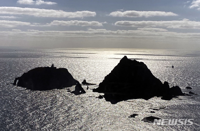 [독도=뉴시스] 배소영 기자 = 독도 소방헬기 추락 사고 24일째인 23일 오전 공군 헬기에서 바라본 경북 울릉군 독도 앞바다는 햇살에 반사되어 반짝이지만 고요하다. 2019.11.23. soso@newsis.com