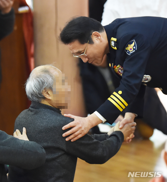 [화성=뉴시스] 김종택 기자 = 배용주 경기남부지방경찰청장이 23일 오전 경기 화성시 용주사에서 열린 '화성 연쇄살인사건 희생자를 추모하는 합동위령제'에서 화성 실종 초등생 유가족을 위로하고 있다. 2019.11.23. semail3778@naver.com