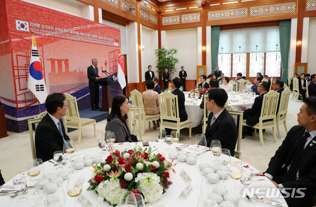 [서울=뉴시스]배훈식 기자 = 리센룽 싱가포르 총리가 23일 청와대 본관에서 열린 공식 오찬에 참석해 건배사를 하고 있다. 2019.11.23. dahora83@newsis.com