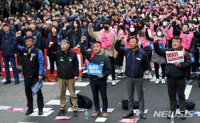 [서울=뉴시스]김선웅 기자 = 철도노조 파업 4일차인 23일 오후 서울 종로구 우정국로에서 공공운수노조·철도노조 등 철도 노동자들이 결의대회를 열고 현장 인력 충원, 임금피크제 폐지, 정부교섭 등을 촉구하고 있다. 2019.11.23. mangusta@newsis.com