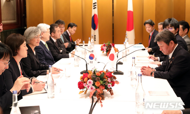 [나고야(일본)] 전진환 기자 = 강경화 장관이 모테기 도시미쓰 외무상과 23일 오후(현지시각) G20(주요 20개국) 외교장관회의가 열린 일본 나고야 관광호텔에서 양자회담을 하고 있다. 2019.11.23.&nbsp;&nbsp;&nbsp;&nbsp; amin2@newsis.com