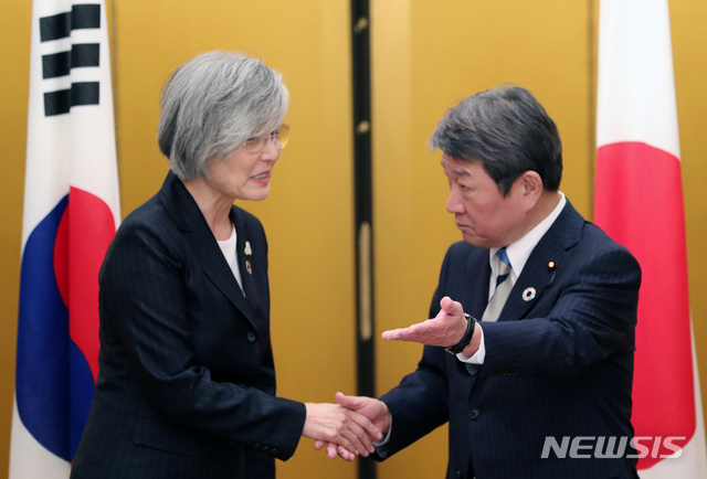 [나고야(일본)] 전진환 기자 = 강경화 장관이 모테기 도시미쓰 외무상과 23일 오후(현지시각) G20(주요 20개국) 외교장관회의가 열린 일본 나고야 관광호텔에서 양자회담을 하기에 앞서 악수하고 있다. 2019.11.23. amin2@newsis.com